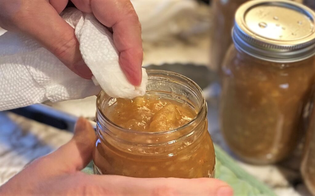 Wiping jar rim
