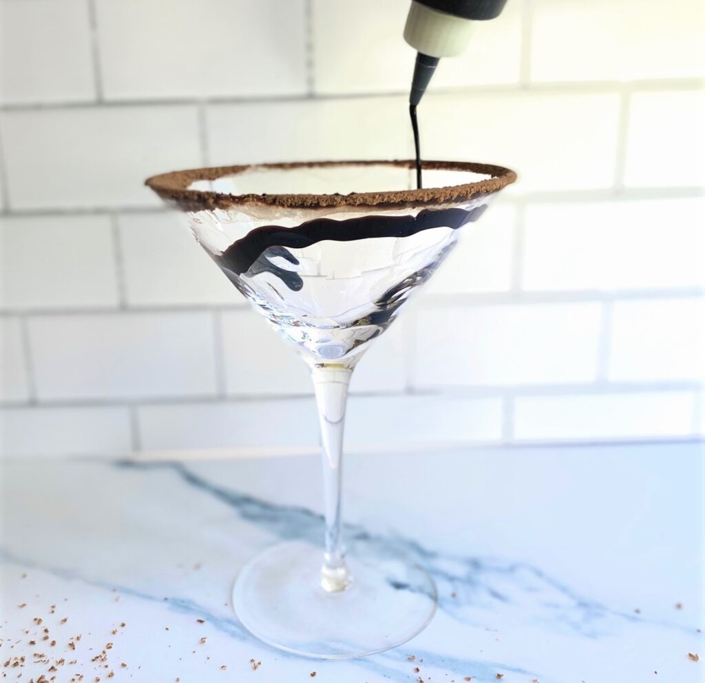 Drizzling chocolate syrup
