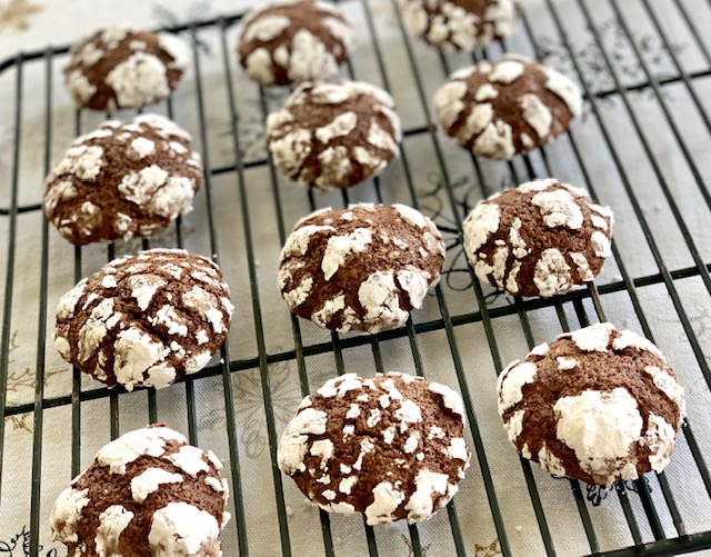 Crinkles cookies on cooling rack