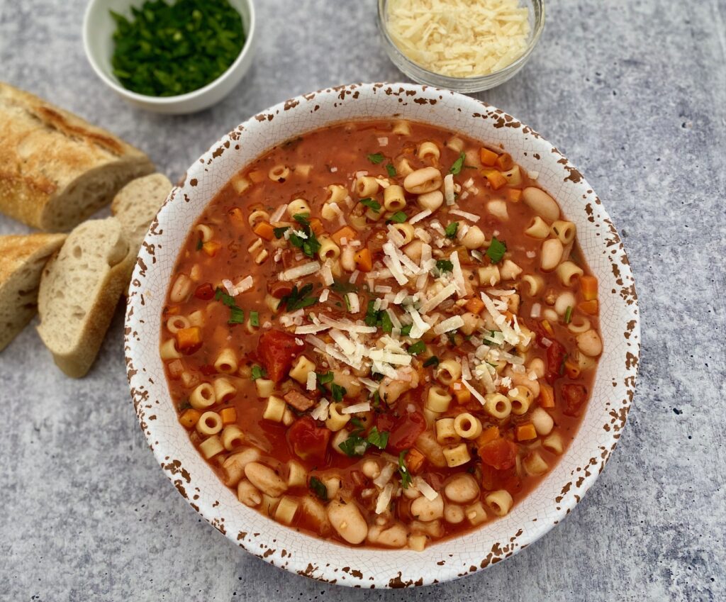 Paste e fagioli soup, bread and garnishes 