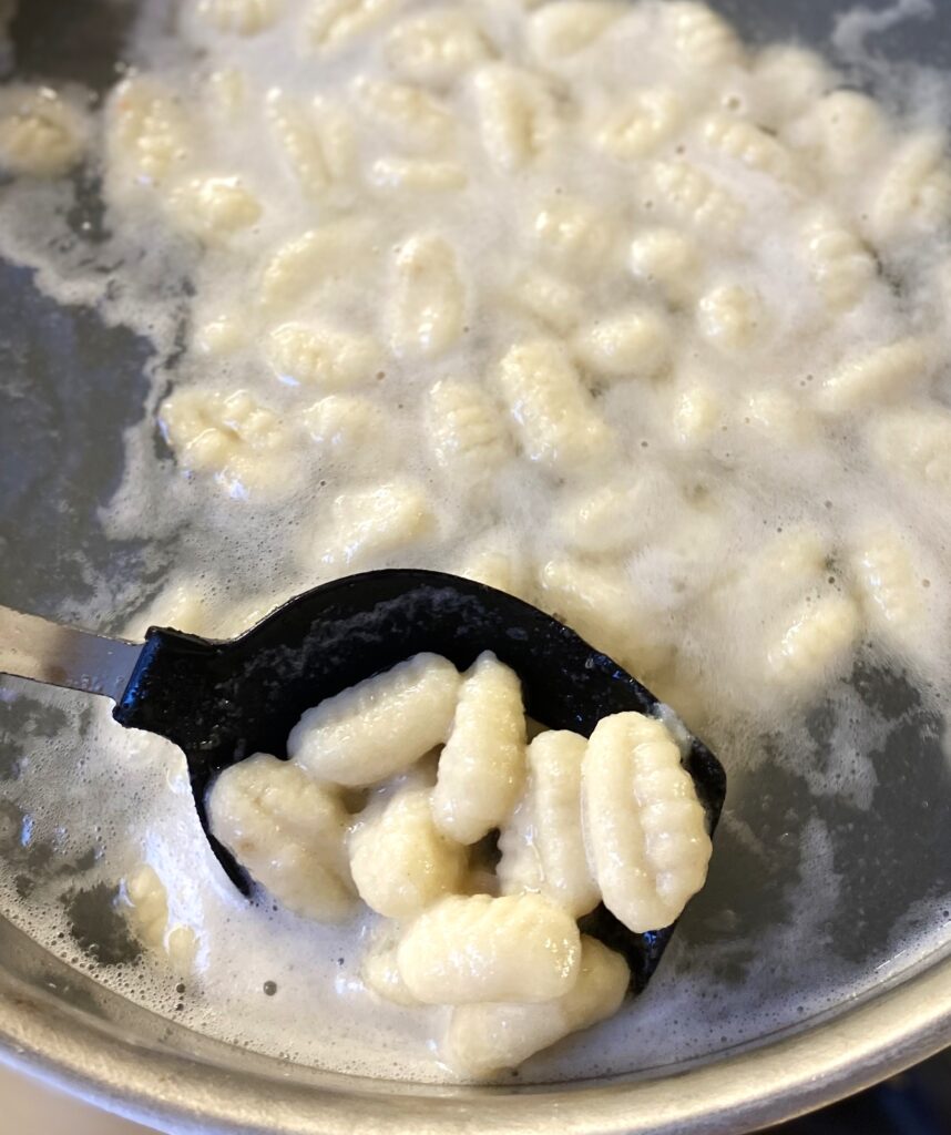 Cooking gnocchi in a pot