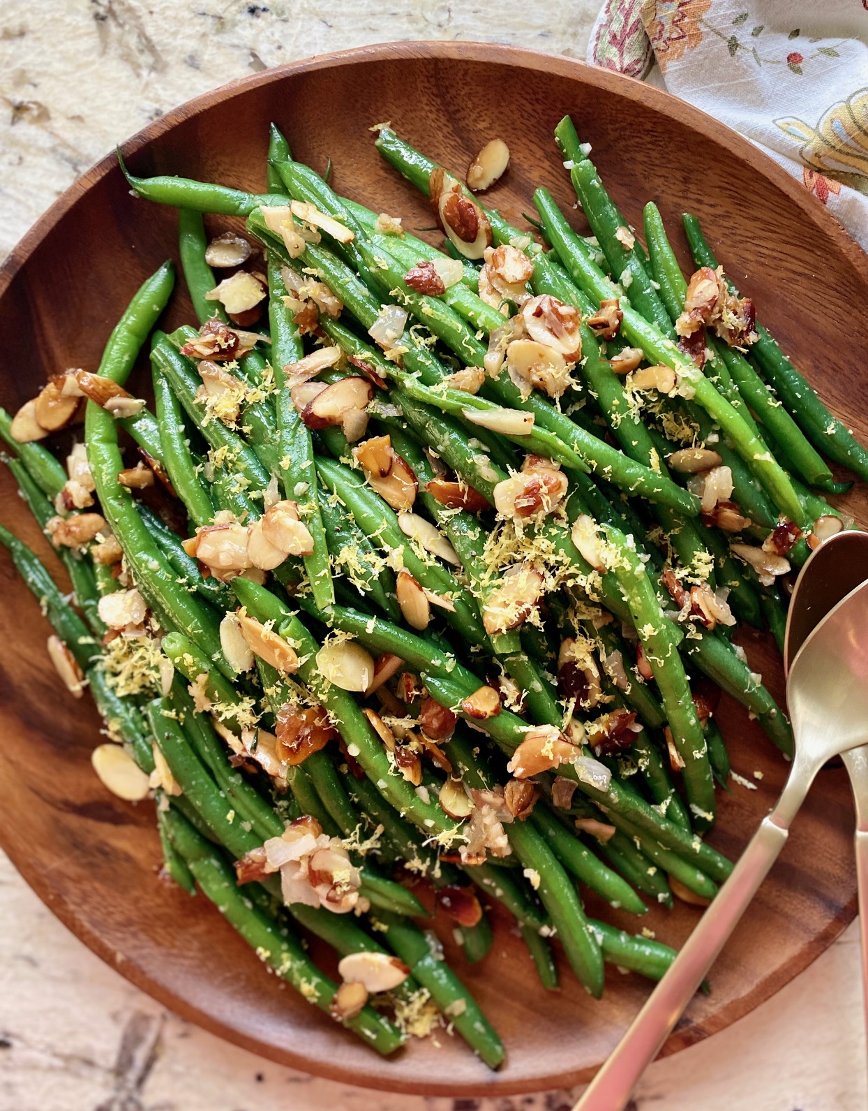green beans overhead on wooden plate