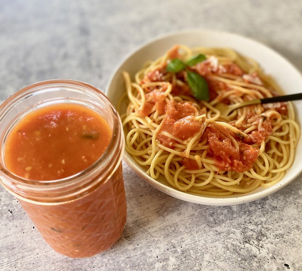 jar of sauce and bowl of pasta