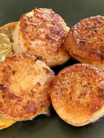 Scallops seared with lemons