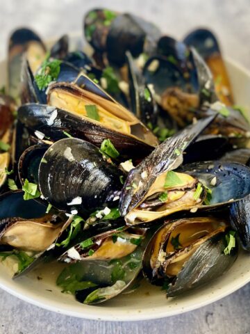 bowl of steamed mussels with garlic